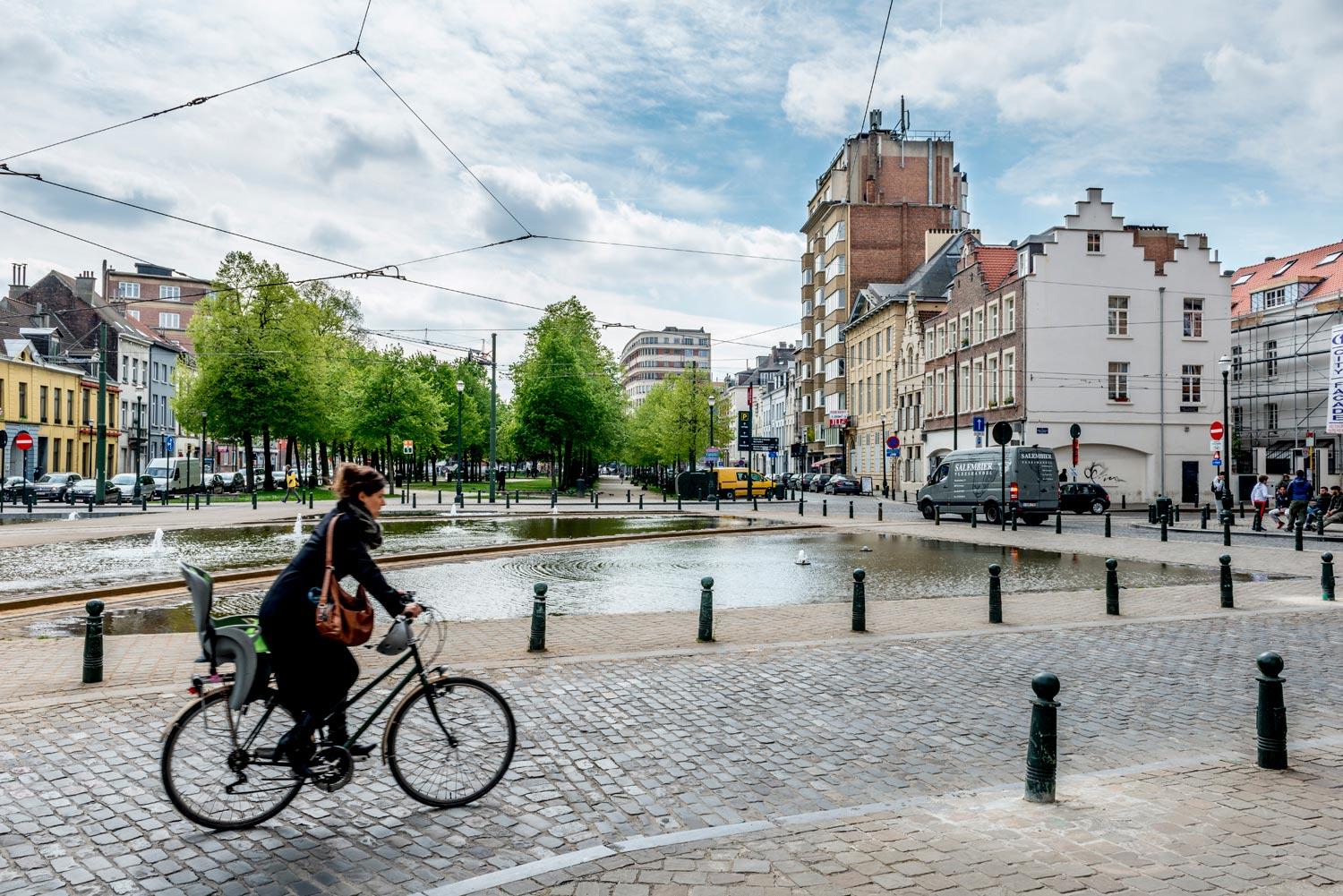 Cycliste en déplacement sur le quai du commerce