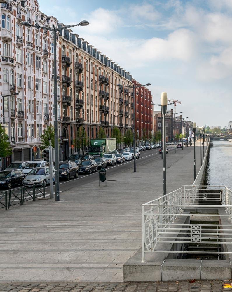 Véhicules en circulation au bord du canal